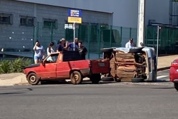 Carro avan&ccedil;a sinal vermelho, bate em outro ve&iacute;culo e tomba em Paranava&iacute;