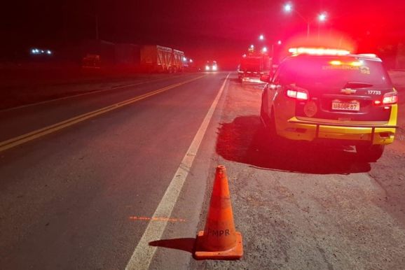 Colis&atilde;o entre carro e caminh&atilde;o deixa uma pessoa ferida na PR-463, em Colorado