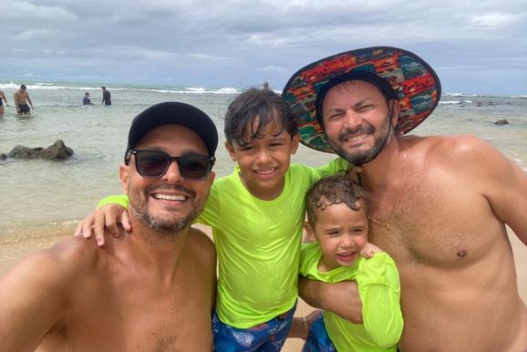 Dois pais, dois filhos e uma hist&oacute;ria que o amor escreveu