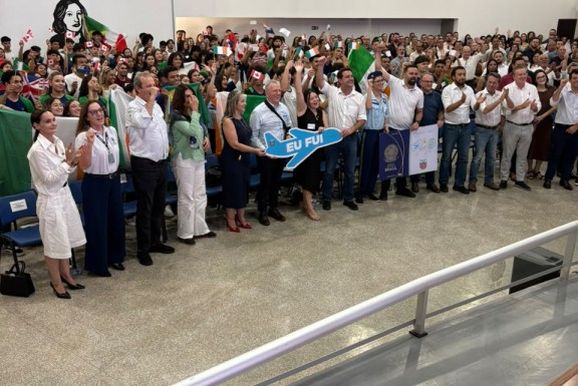 Governador recebe alunos do Ganhando o Mundo e fala sobre curso de medicina em Paranava&iacute;