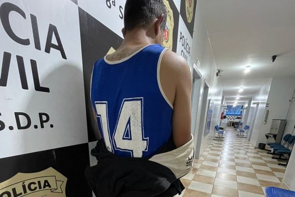 Homem &eacute; preso ap&oacute;s invadir loja e furtar dinheiro e celular em Paranava&iacute;