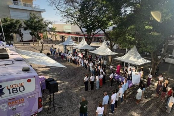 &Ocirc;nibus Lil&aacute;s orienta mulheres sobre direitos e combate &agrave; viol&ecirc;ncia em Paranava&iacute;
