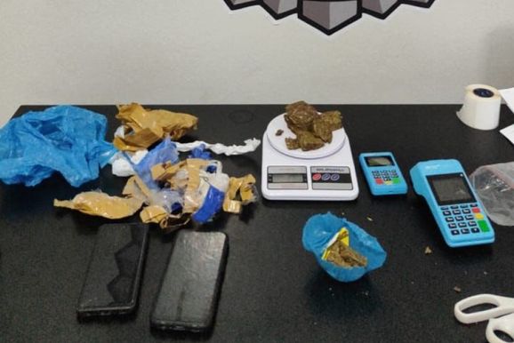 Pol&iacute;cia prende dois suspeitos de vender drogas por &ldquo;delivery&rdquo; em Paranava&iacute;