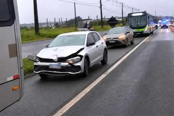 Engavetamento com van de Terra Rica deixa feridos na BR-376