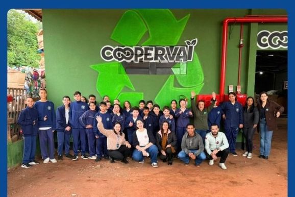 Estudantes da Unespar conhecem trabalho de reciclagem realizado pela Cooperva&iacute;