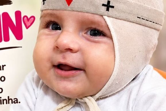 Fam&iacute;lia lan&ccedil;a a&ccedil;&atilde;o solid&aacute;ria para ajudar beb&ecirc; Yasmin a conseguir capacete craniano