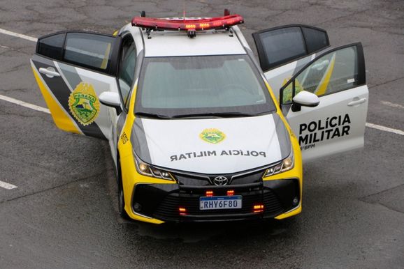 Homem agressivo &eacute; imobilizado com taser ap&oacute;s quebrar m&oacute;veis em Paranava&iacute;