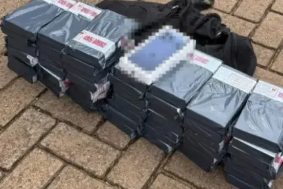 Homem &eacute; preso com 51 celulares irregulares em caminh&atilde;o na regi&atilde;o