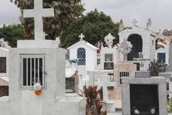 Imagens religiosas e vasos de bronze s&atilde;o furtados de cemit&eacute;rio na regi&atilde;o 