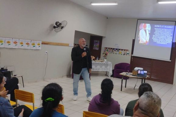 Emei Cora Coralina promove palestra sobre o impacto do excesso de telas