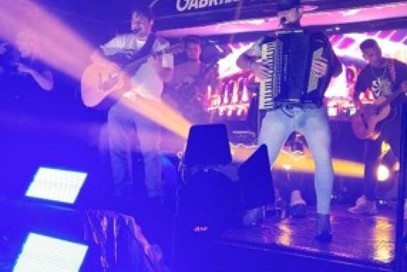 Gabriel e Santiago encantam p&uacute;blico mesmo sob forte chuva em Birigui