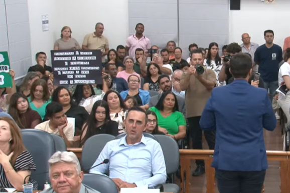 C&acirc;mara de Lins cassa mandato do vereador Robson Peres por 11 votos a 3