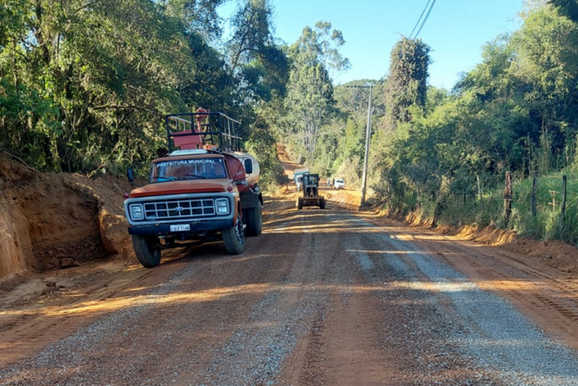 Trecho de estrada do bairro Araponga &eacute; recuperado