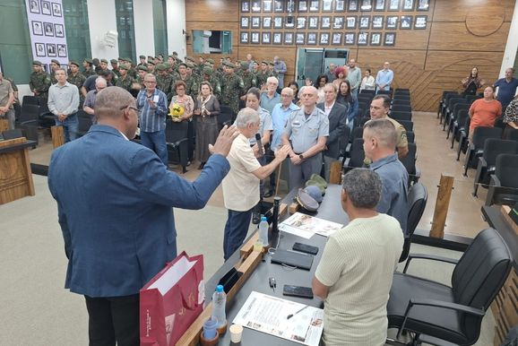 Capit&atilde;o Adolpho Hecht &eacute; homenageado na C&acirc;mara em celebra&ccedil;&atilde;o ao Dia do Soldado