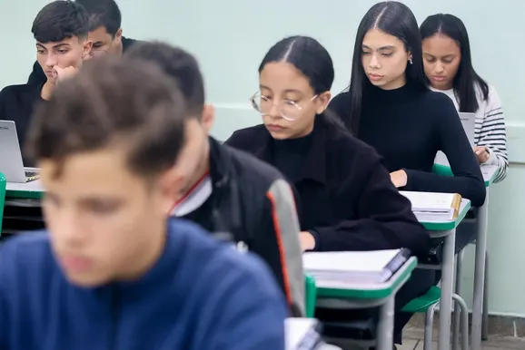Escolas estaduais de Pen&aacute;polis recebem matr&iacute;culas de novos alunos para 2027