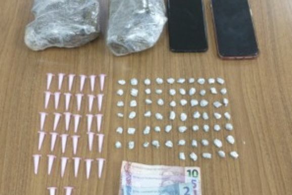 For&ccedil;a T&aacute;tica det&eacute;m adulto e adolescente acusados de tr&aacute;fico de drogas em Ara&ccedil;atuba