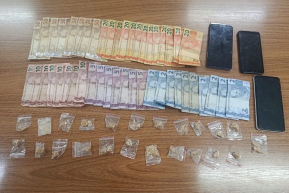 Pol&iacute;cia Militar prende tr&ecirc;s pessoas por tr&aacute;fico de drogas no bairro M&atilde;o Divina