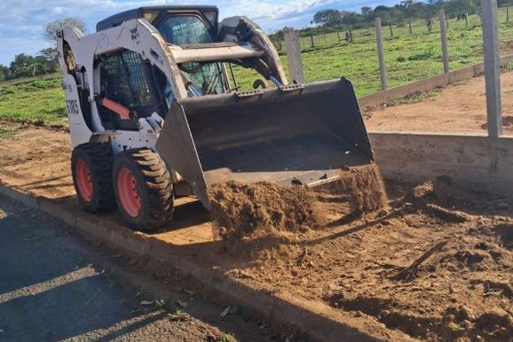 Prefeitura prepara terrenos para campo de futebol e nova horta no Santa Leonor