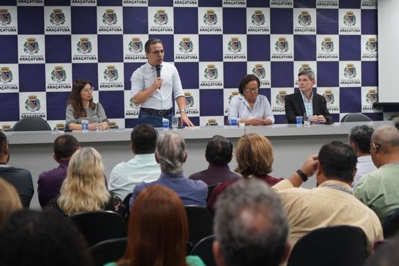 Ara&ccedil;atuba entrega simbolicamente R$ 2,9 milh&otilde;es em emendas impositivas