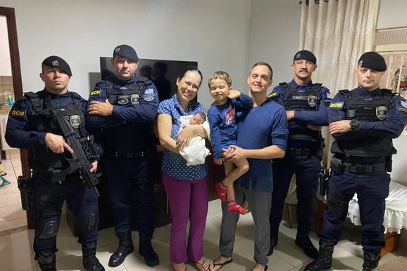 Beb&ecirc; de 5 dias &eacute; salva de engasgamento por equipe do GEP em Ara&ccedil;atuba
