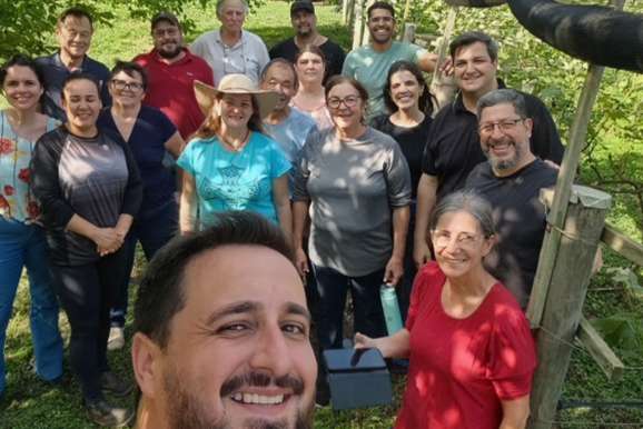 Encontro no S&iacute;tio Moreiras discute futuro da uva de mesa e turismo rural em Pen&aacute;polis