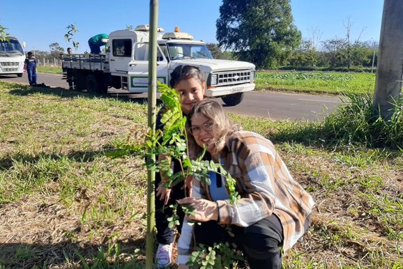 Estudantes de Pen&aacute;polis participaram de plantios no m&ecirc;s do Dia da &Aacute;rvore