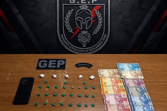 GEP prende homem com 32 por&ccedil;&otilde;es de crack em Ara&ccedil;atuba