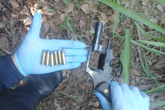 Homem &eacute; preso por porte de arma de fogo e amea&ccedil;a em Glic&eacute;rio