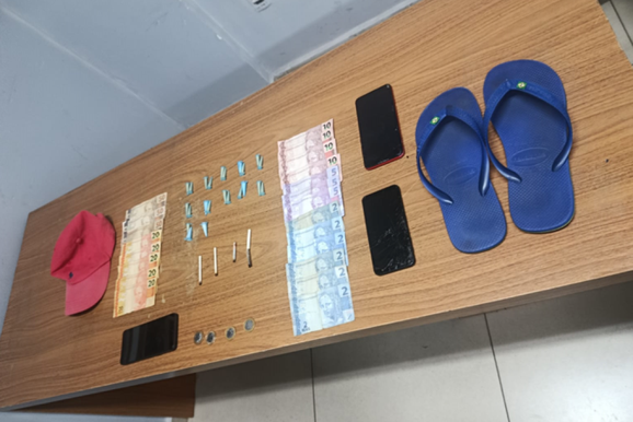 Motorista foge de abordagem, bate carro e deixa drogas para tr&aacute;s em Ara&ccedil;atuba