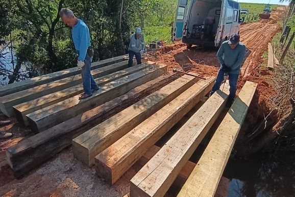 Ponte de madeira do bairro rural Papagaio &eacute; liberada ap&oacute;s recupera&ccedil;&atilde;o