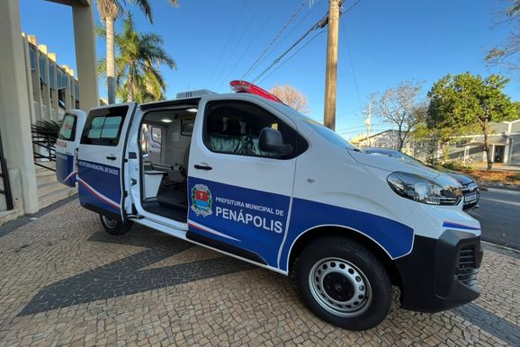 Secretaria de Sa&uacute;de de Pen&aacute;polis recebe nova ambul&acirc;ncia para transporte de pacientes