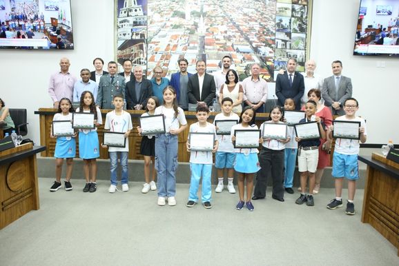 Vencedores do 12&ordm; Concurso de Reda&ccedil;&atilde;o Jovem do Futuro recebem pr&ecirc;mios em Pen&aacute;polis
