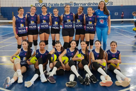 V&ocirc;lei pr&eacute;-mirim de Pen&aacute;polis vence as duas partidas em festival regional