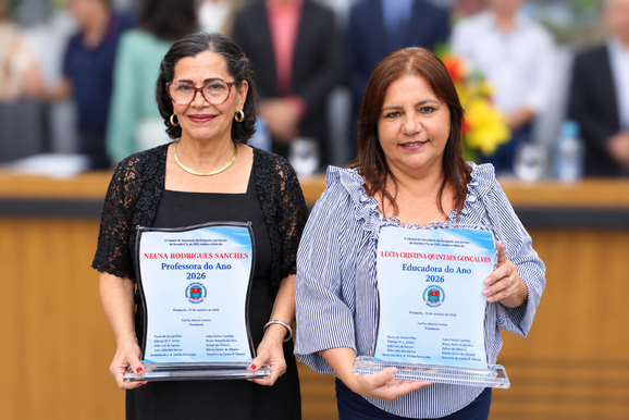 C&acirc;mara entrega t&iacute;tulos de Professora do Ano e Educadora do Ano