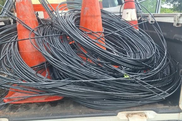 Defesa Civil retira 200 quilos de fios soltos de postes em Pen&aacute;polis
