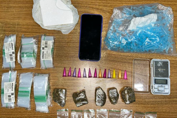 Homem &eacute; preso com maconha, coca&iacute;na e pasta-base em Ara&ccedil;atuba