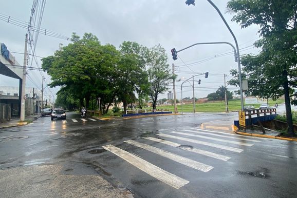 J&uacute;lio Caetano pede estudo para mudar sistema de sem&aacute;foros na cidade