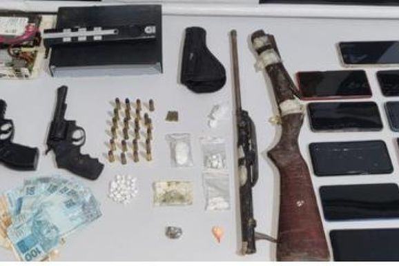 Opera&ccedil;&atilde;o conjunta prende dois homens e apreende arma e drogas em Pen&aacute;polis