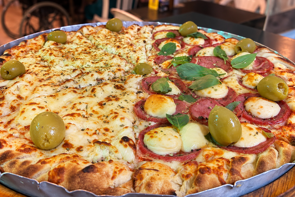 Tavernna Pizza & Bar aposta em pizza caprichada e clima animado em Pen&aacute;polis