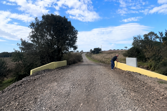Ponte de concreto &eacute; conclu&iacute;da no bairro do Moqu&eacute;m, em Porangaba