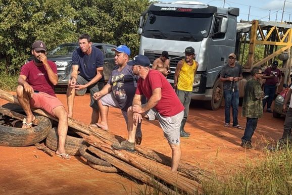 Moradores protestam contra poeira e m&aacute;s condi&ccedil;&otilde;es de estrada em desvio da BR-101