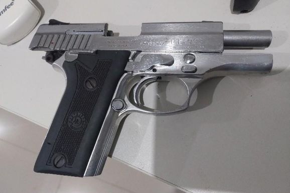   Homem &eacute; preso com pistola carregada durante abordagem da PM na BR-429