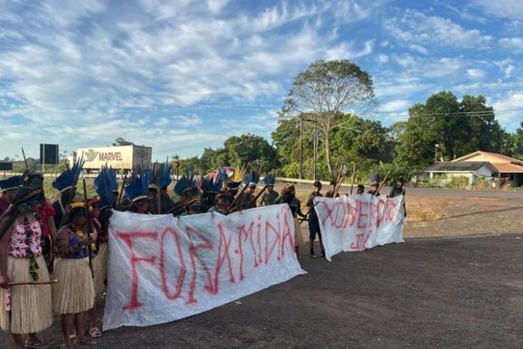 Manifesta&ccedil;&atilde;o ind&iacute;gena bloqueia a BR-364 em distrito de Cacoal