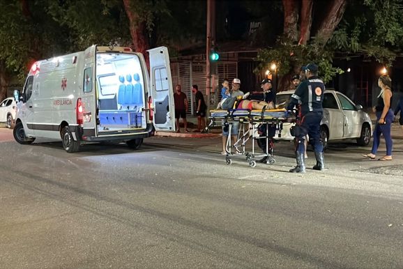 Mulher fica ferida ap&oacute;s colis&atilde;o entre moto e carro no Centro de Porto Velho