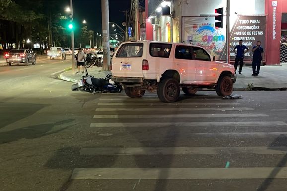 Sargento da PM fica gravemente ferido ap&oacute;s acidente entre moto e caminhonete na capital