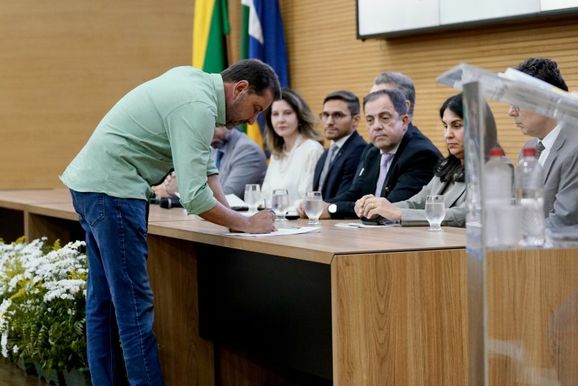 Hildon assina Pacto pela Educa&ccedil;&atilde;o e promete  levar programa premiado para todo o Estado