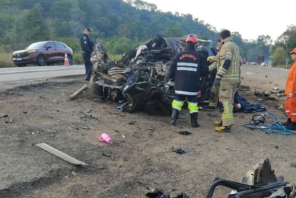 V&Iacute;DEO: Colis&atilde;o frontal entre Fiat Toro e carreta deixa quatro mortos na BR-364 em Rond&ocirc;nia