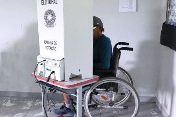 Eleitores com defici&ecirc;ncia podem pedir transporte gratuito at&eacute; 14 de setembro