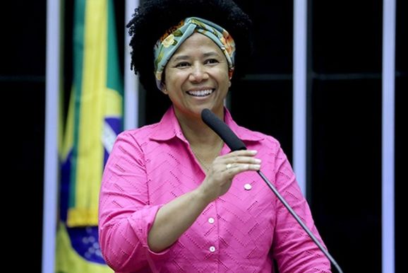S&iacute;lvia Cristina diz que n&atilde;o responder&aacute; ataques e destaca trabalho reconhecido pelo povo