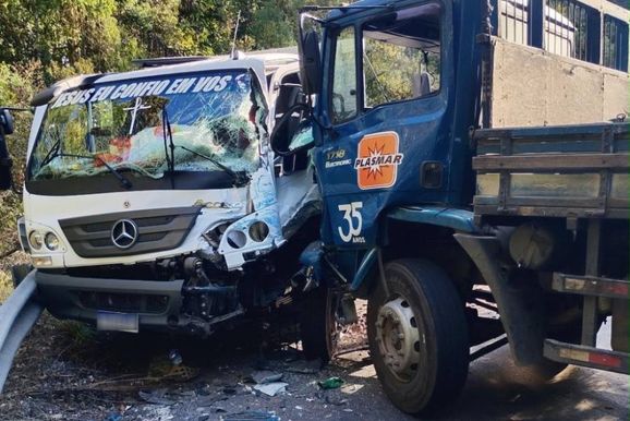 Motorista entre as ferragens na batida de caminh&otilde;es no alto da serra na M GC-350